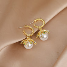 Load image into Gallery viewer, Emerald Palace Pearl Earrings