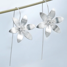 Load image into Gallery viewer, Long Flower Earrings