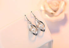 Load image into Gallery viewer, Silver Geometric Twist Pearls Earrings