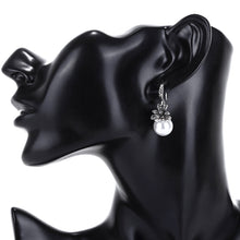 Load image into Gallery viewer, Vintage Flower Pearl Earring