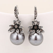 Load image into Gallery viewer, Vintage Flower Pearl Earring