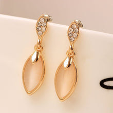 Load image into Gallery viewer, Vintage Water Drop Earring